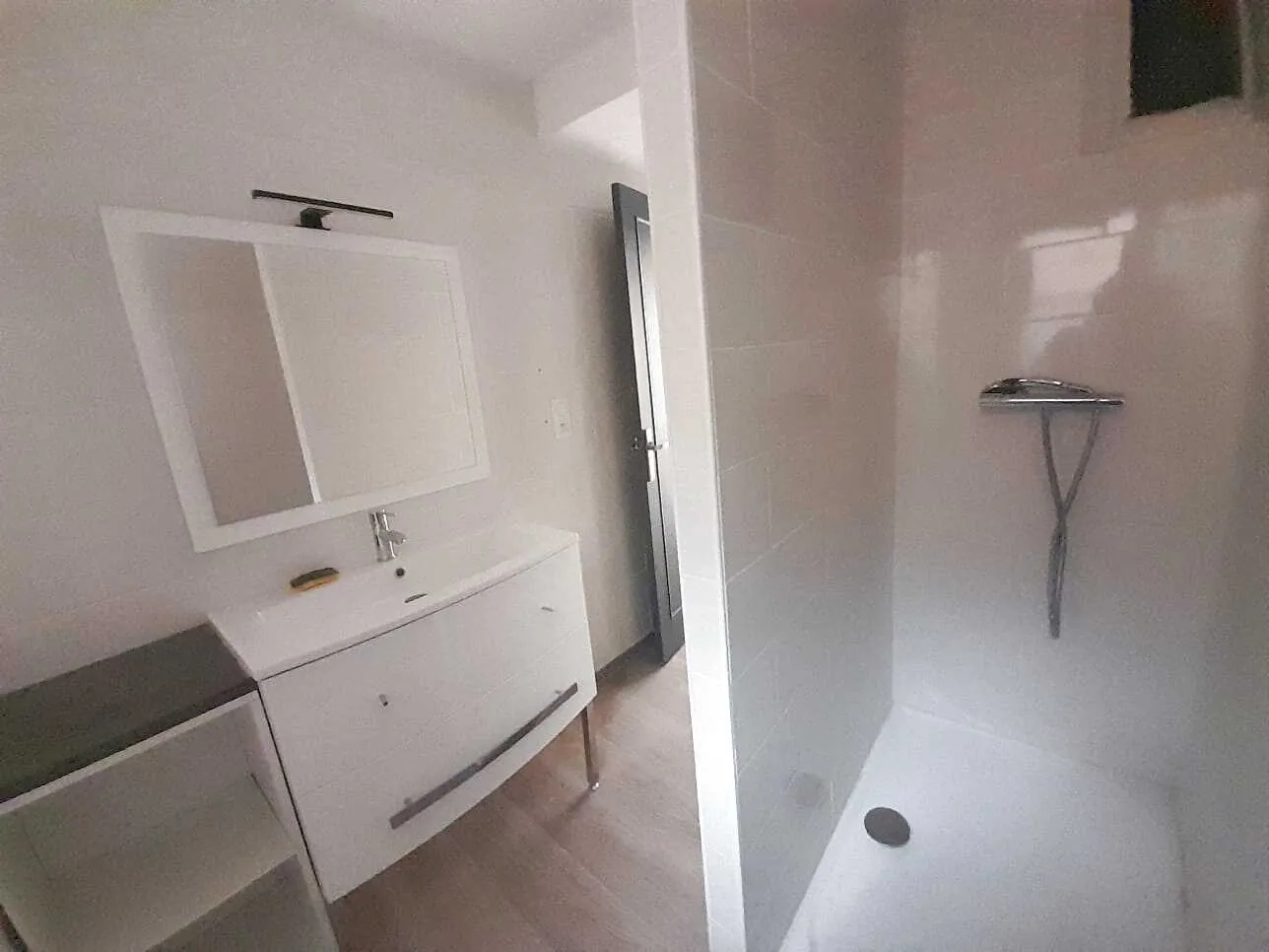 Immeuble à Pia avec deux appartements rénovés et grand garage, opportunité d'investissement ou résidence principale 