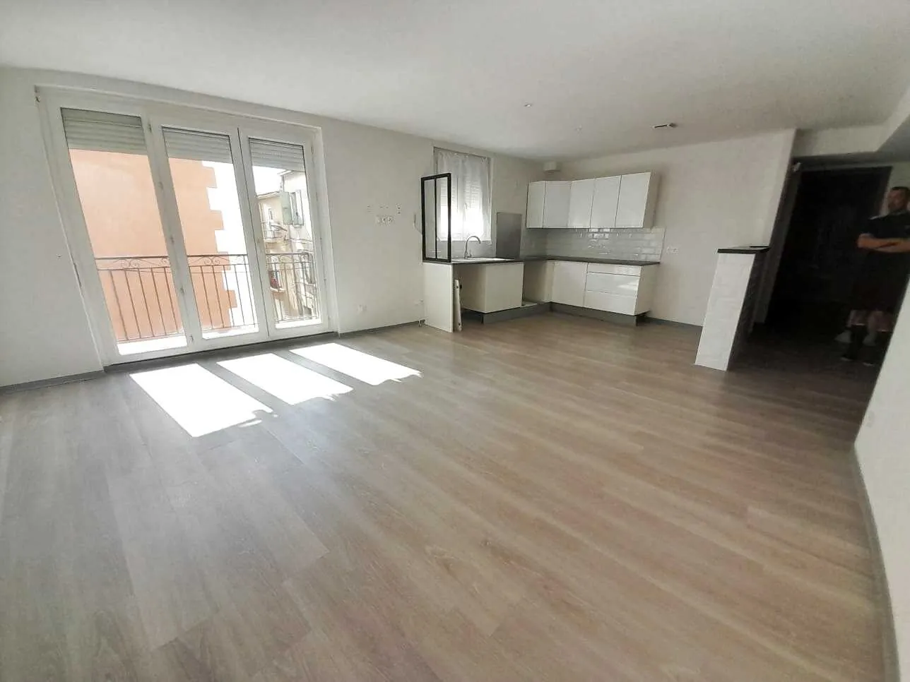 Immeuble à Pia avec deux appartements rénovés et grand garage, opportunité d'investissement ou résidence principale 