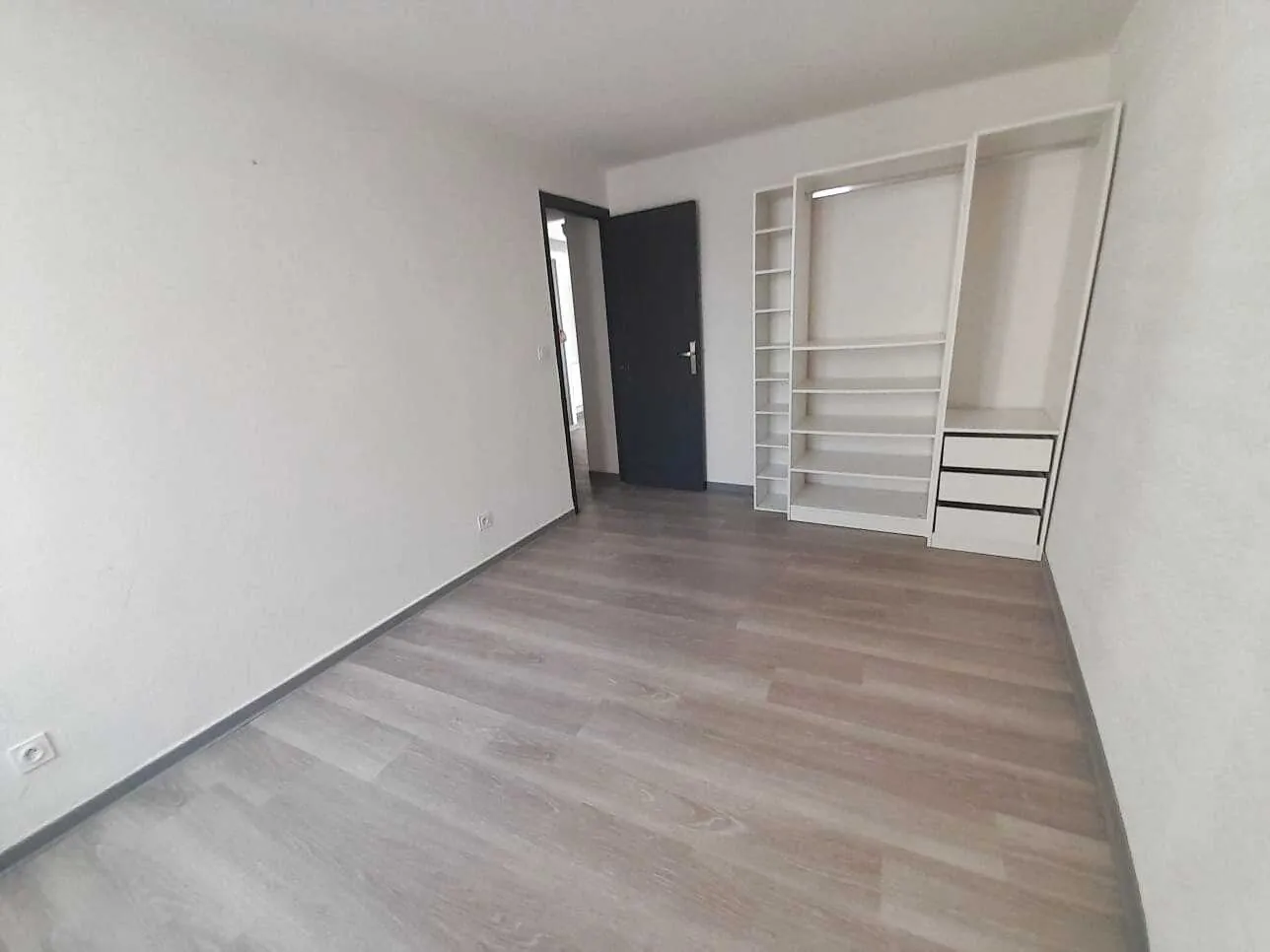 Immeuble à Pia avec deux appartements rénovés et grand garage, opportunité d'investissement ou résidence principale 