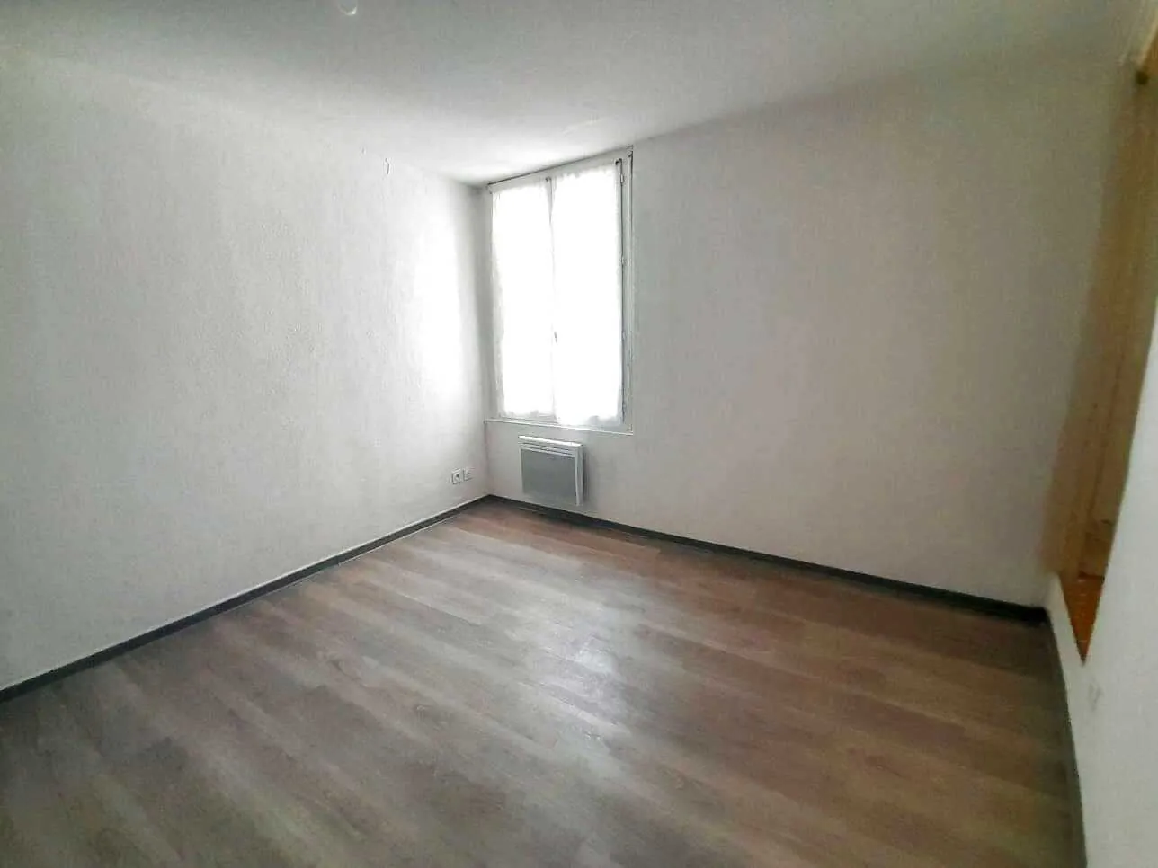 Immeuble à Pia avec deux appartements rénovés et grand garage, opportunité d'investissement ou résidence principale 