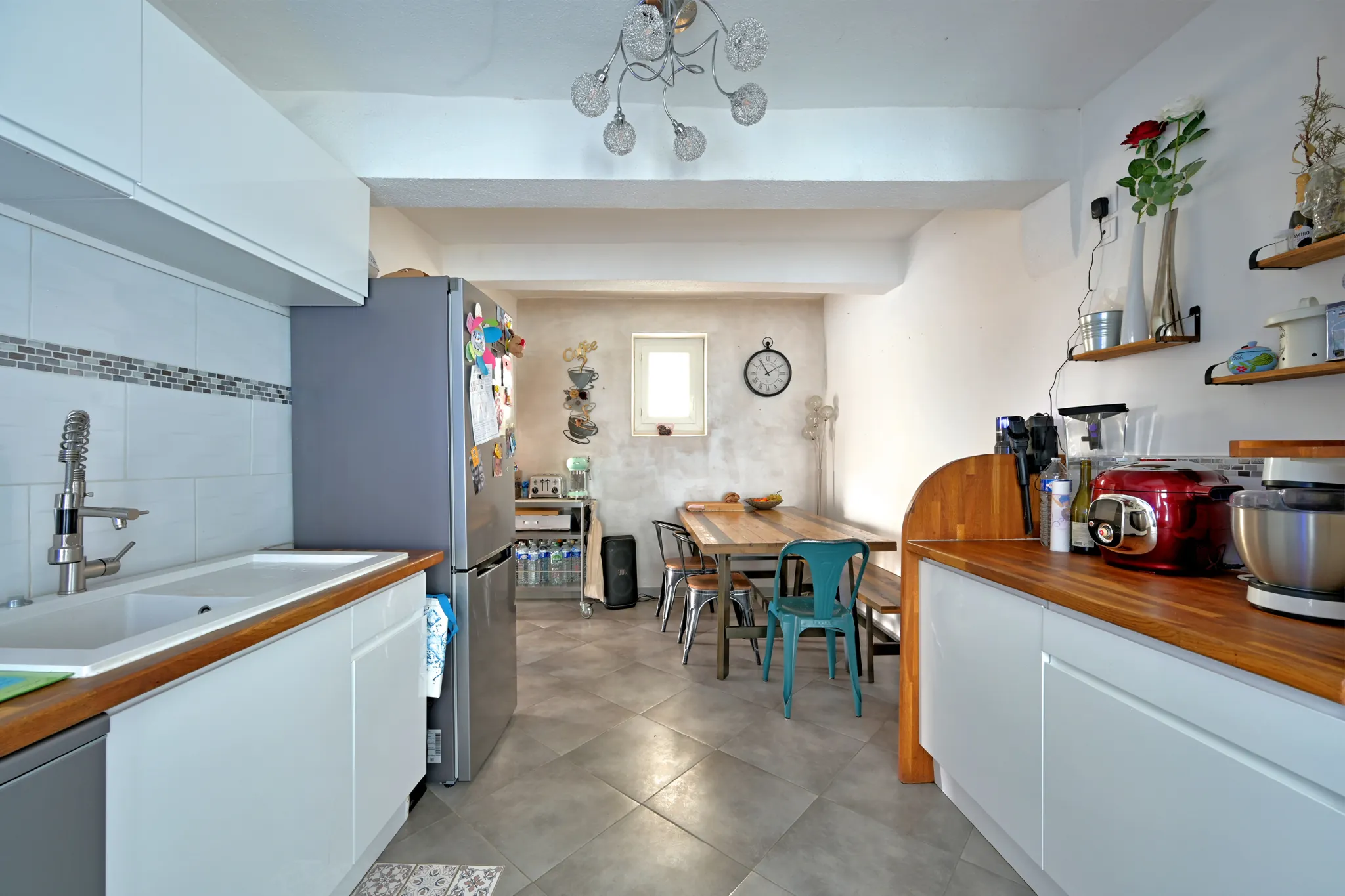 Charmante maison de village à Aimargues avec séjour lumineux et balcon 