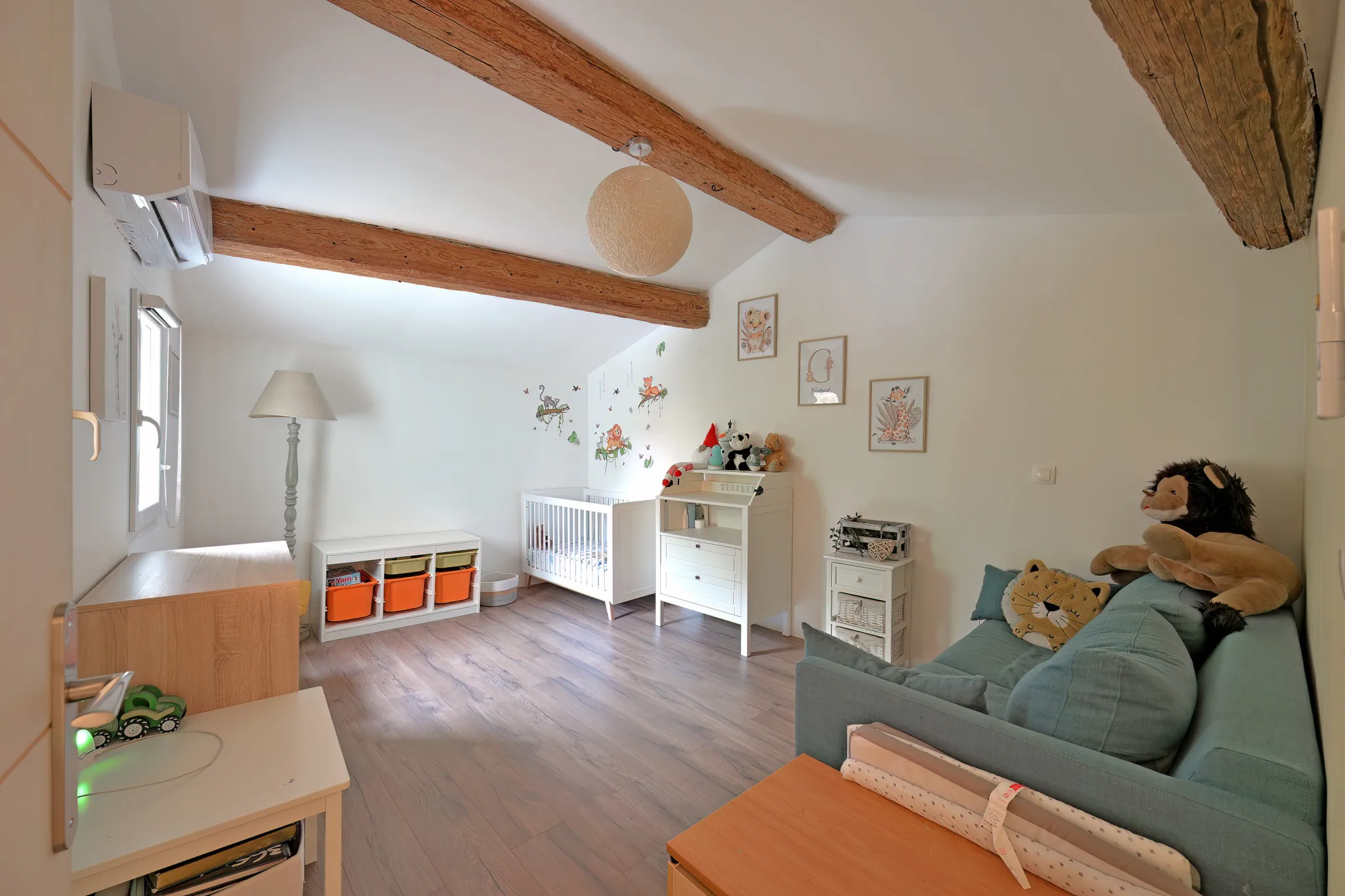 Charmante maison de village à Aimargues avec séjour lumineux et balcon 