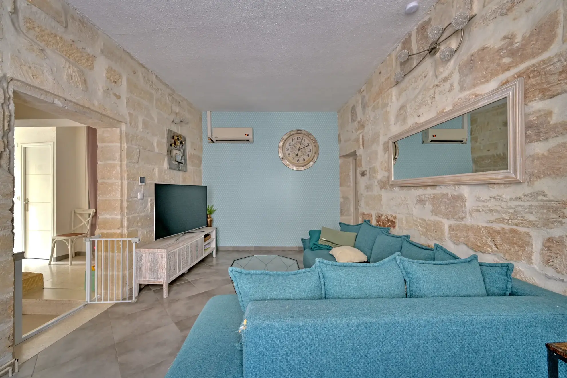 Charmante maison de village à Aimargues avec séjour lumineux et balcon 