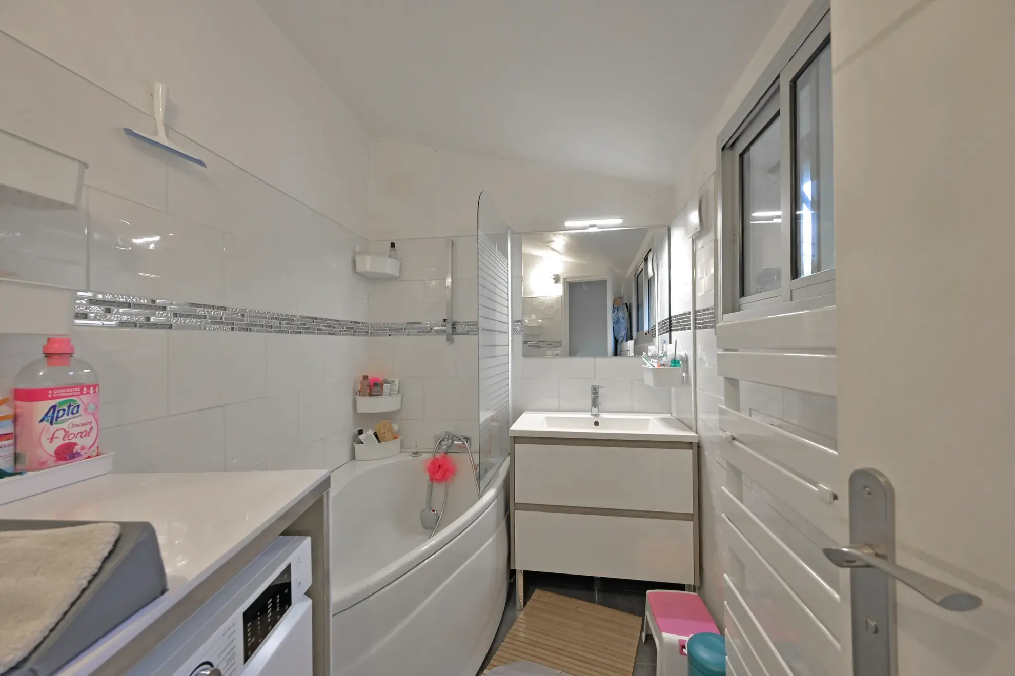 Charmante maison de village à Aimargues avec séjour lumineux et balcon 