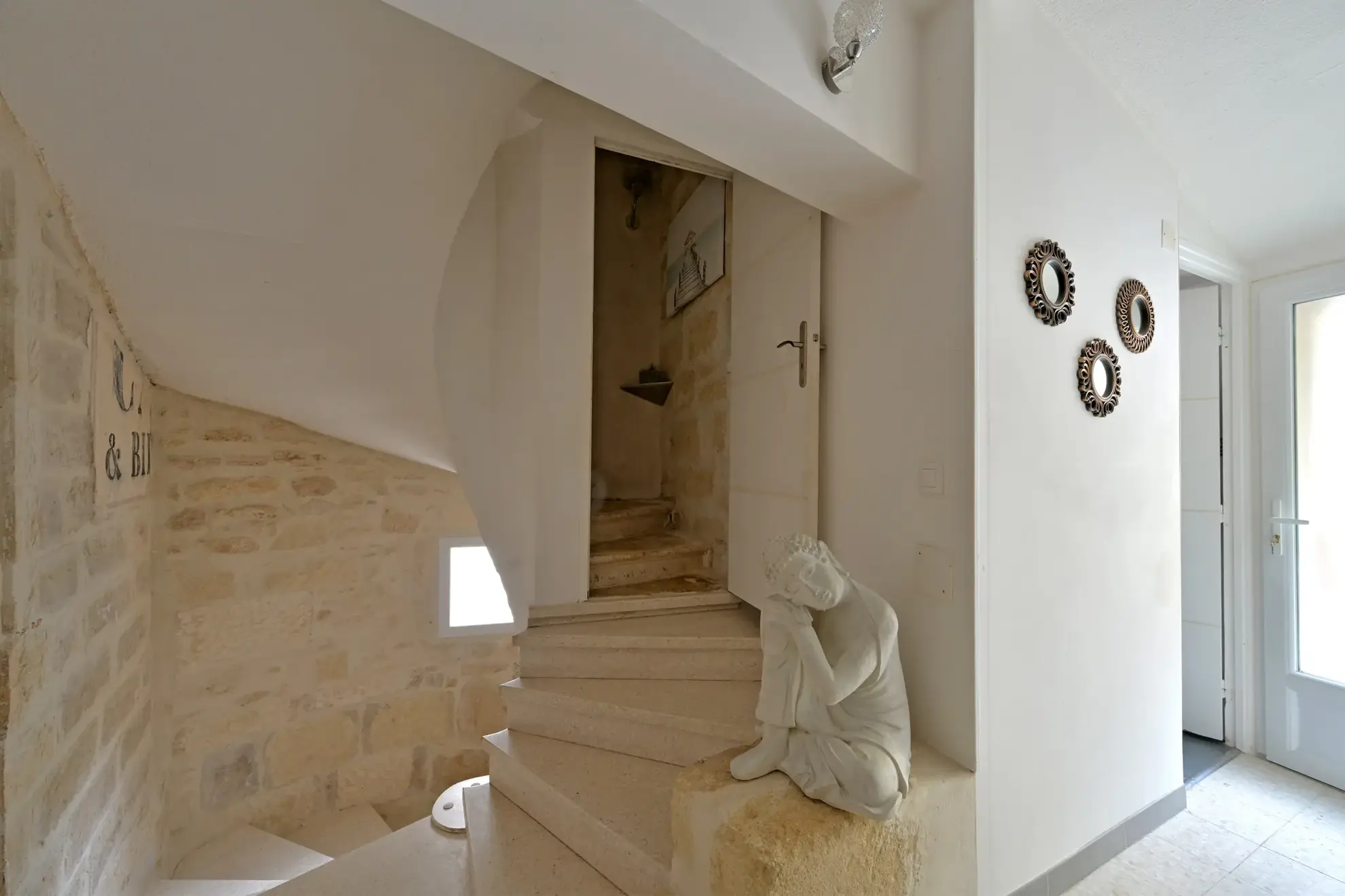 Charmante maison de village à Aimargues avec séjour lumineux et balcon 