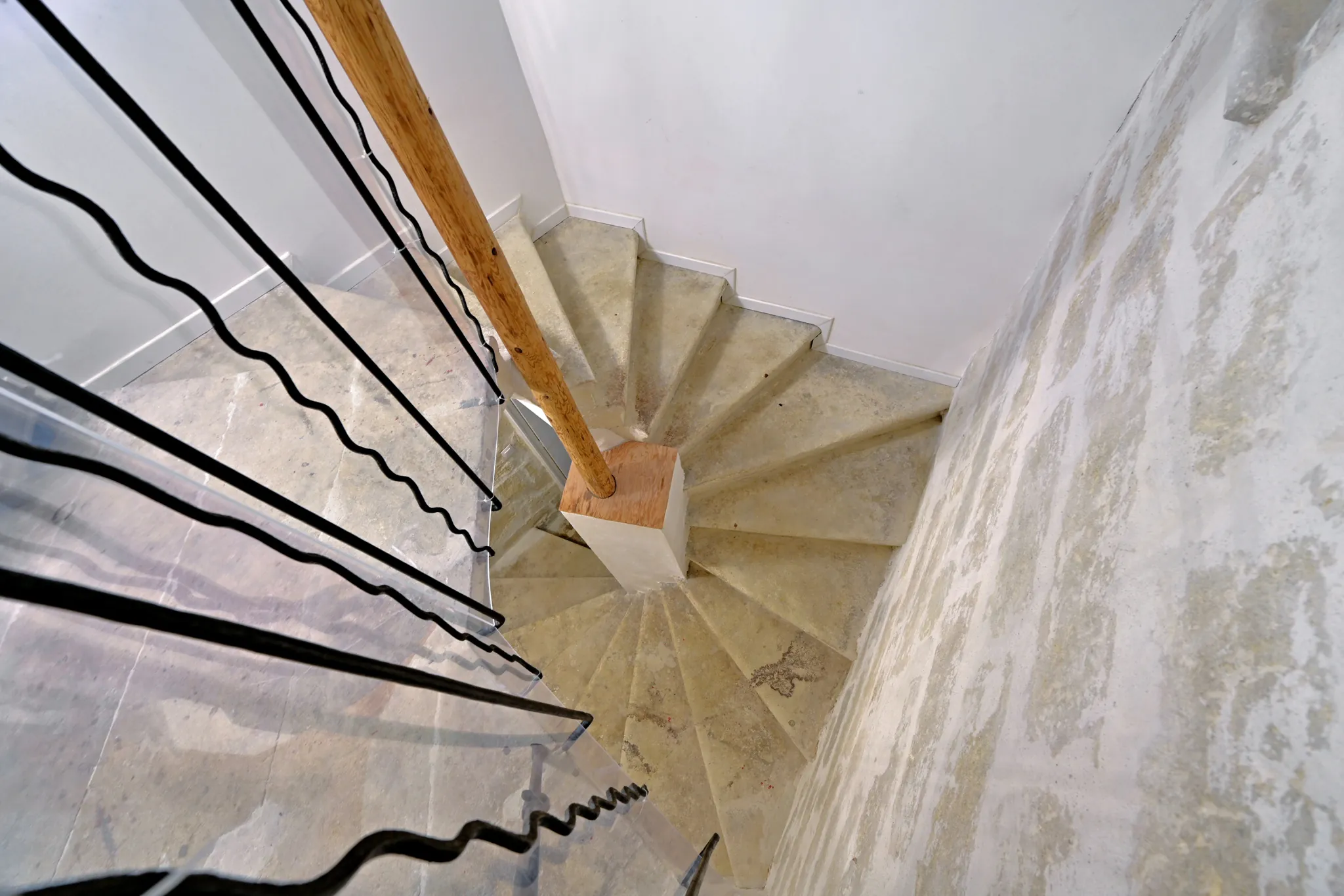 Charmante maison de village à Aimargues avec séjour lumineux et balcon 