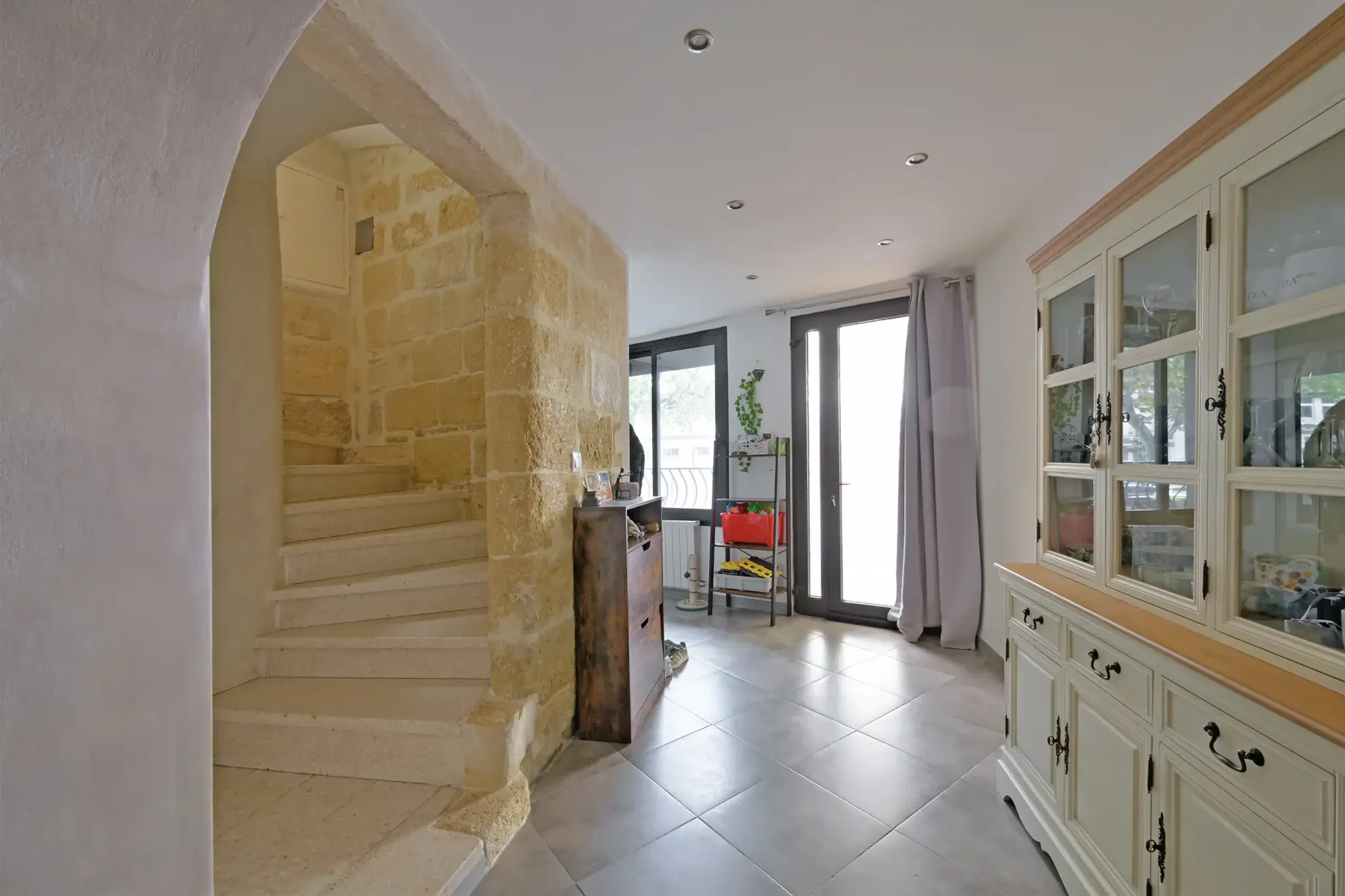 Charmante maison de village à Aimargues avec séjour lumineux et balcon 