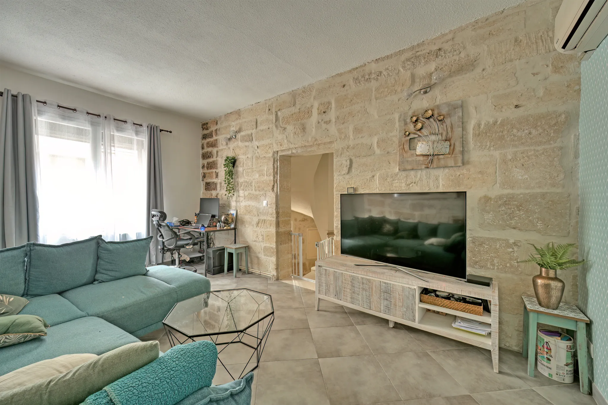 Charmante maison de village à Aimargues avec séjour lumineux et balcon