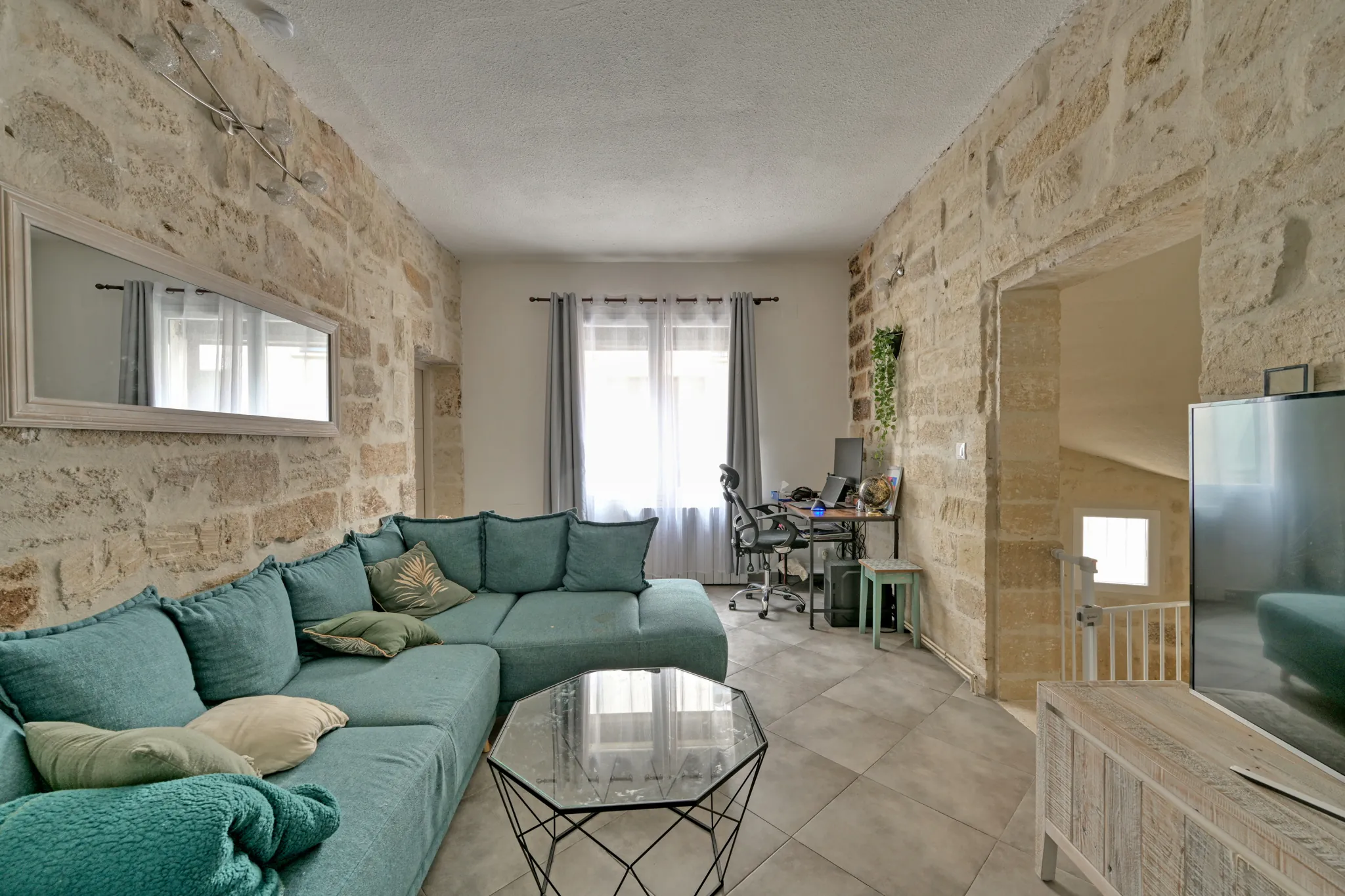 Charmante maison de village à Aimargues avec séjour lumineux et balcon 