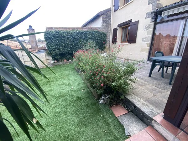 Maison de ville d'environ 150 m² avec terrasses et garages à La Réole 