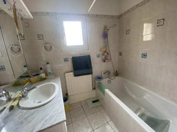 Maison de ville d'environ 150 m² avec terrasses et garages à La Réole 