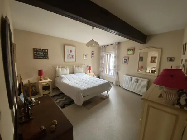 Maison de ville d'environ 150 m² avec terrasses et garages à La Réole 