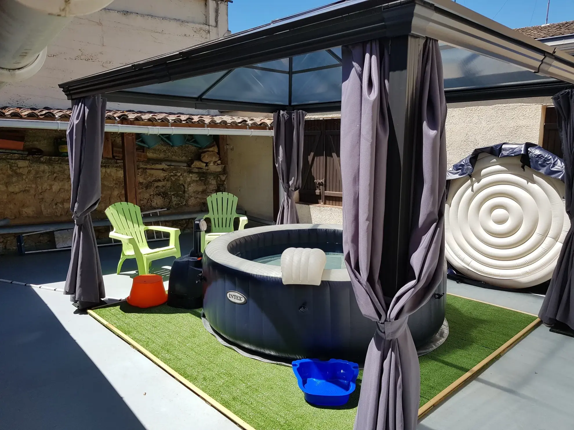 Maison de ville d'environ 150 m² avec terrasses et garages à La Réole 