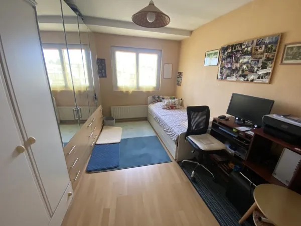 Maison de ville d'environ 150 m² avec terrasses et garages à La Réole 