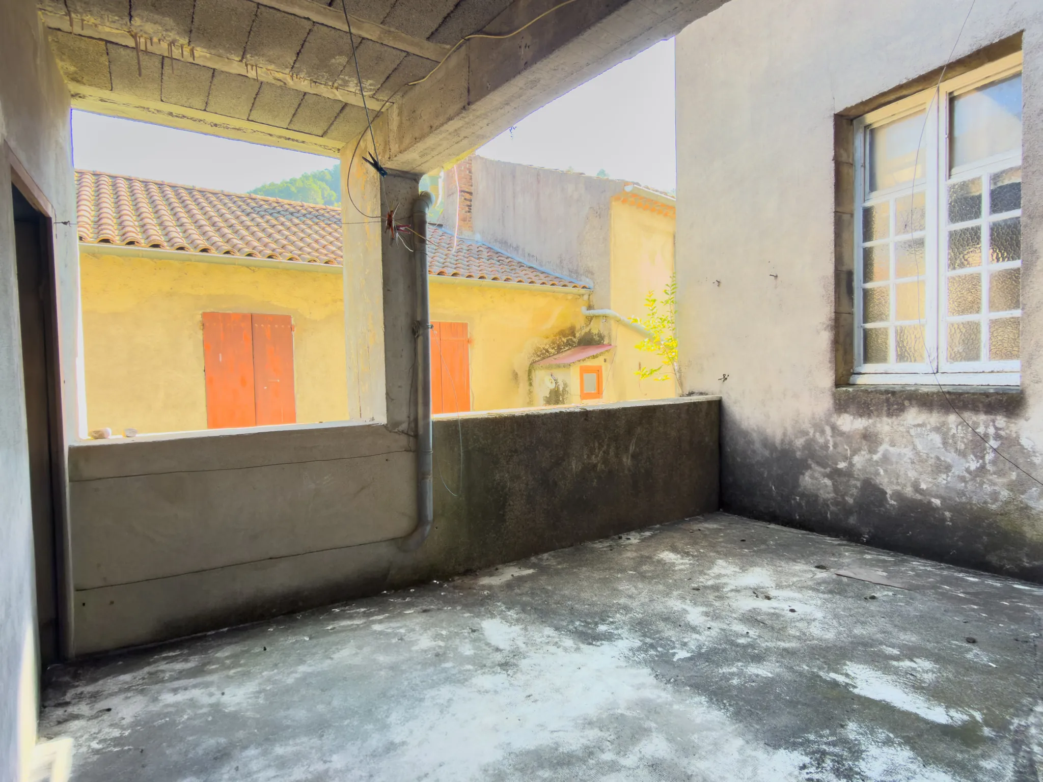 Appartement T3 à rénover de 58 m² avec terrasse et cave à Vals-les-Bains 