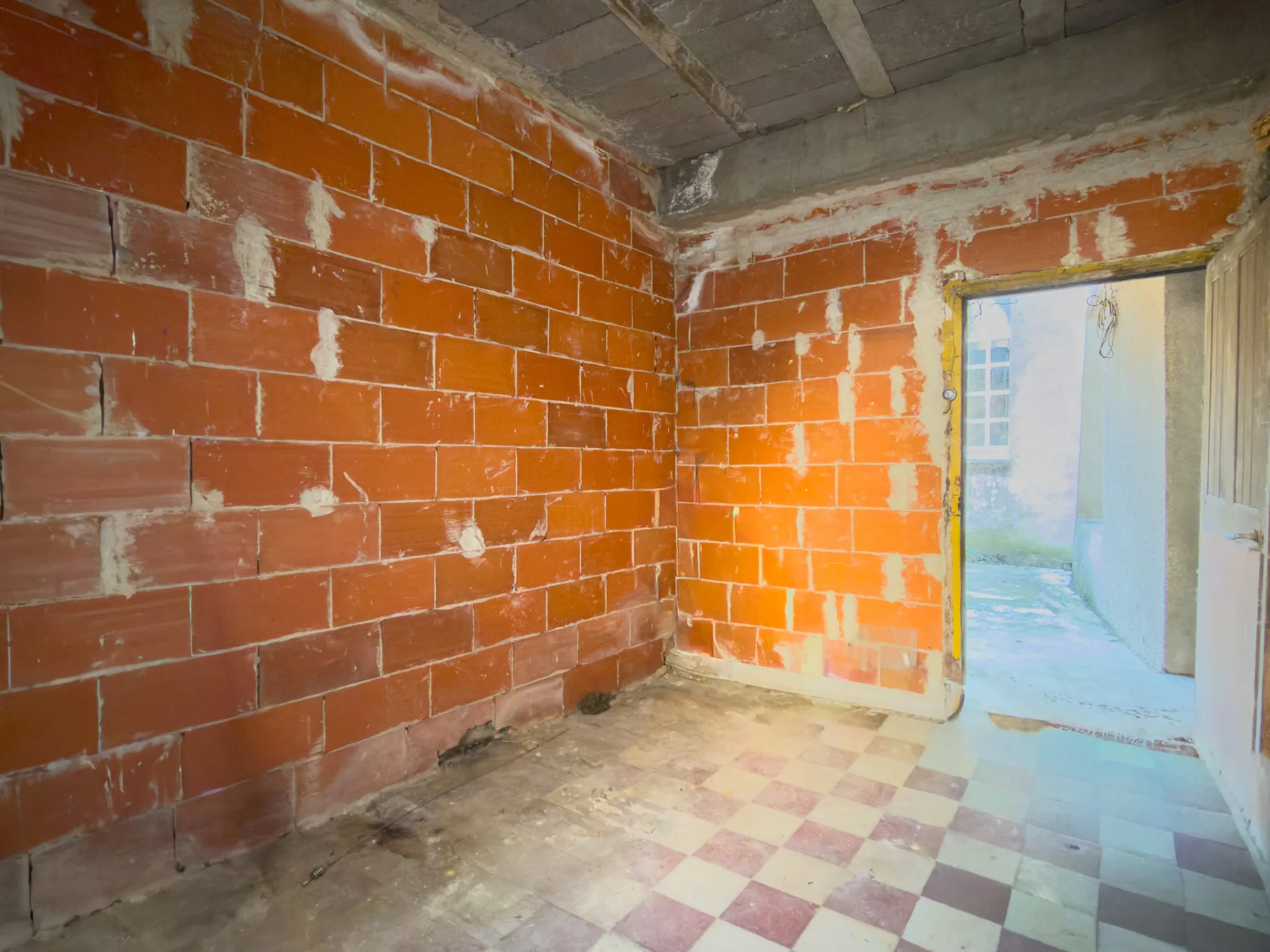 Appartement T3 à rénover de 58 m² avec terrasse et cave à Vals-les-Bains 