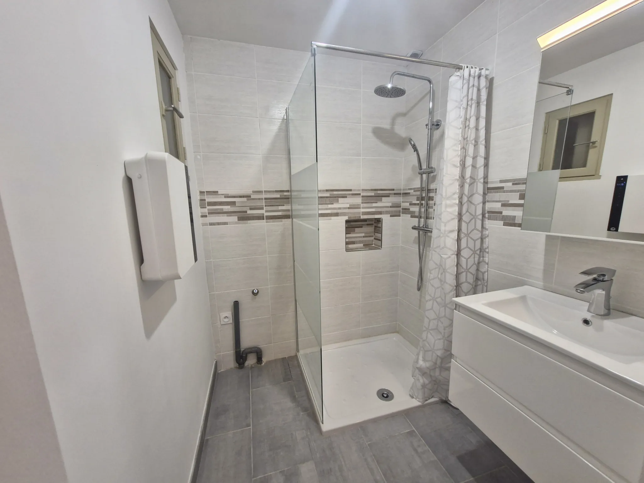 Charmante maison rénovée avec cour et terrain à Ouzouer le Doyen 