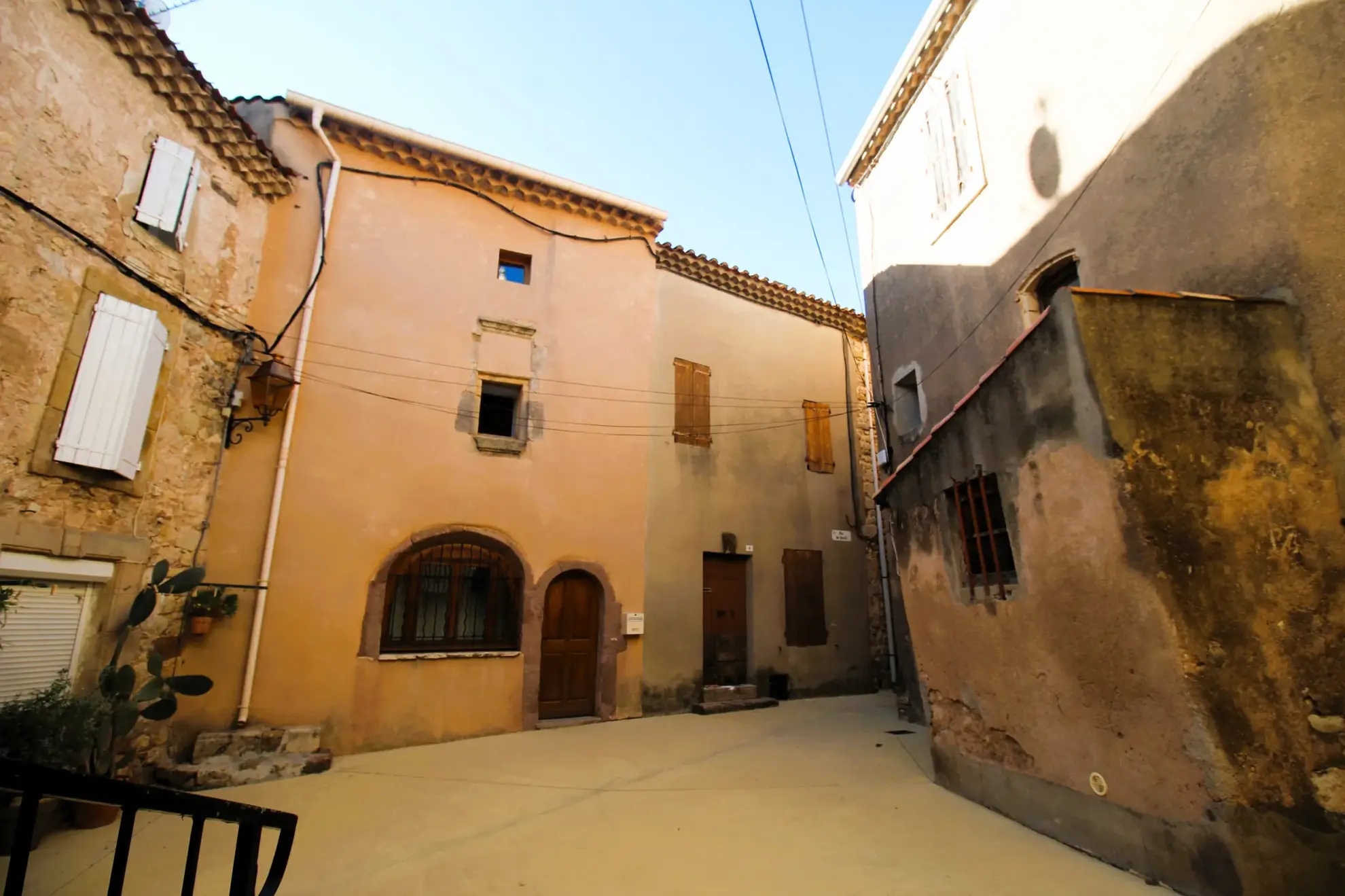 Maison de village rénovée à Quarante avec garage - 55m²