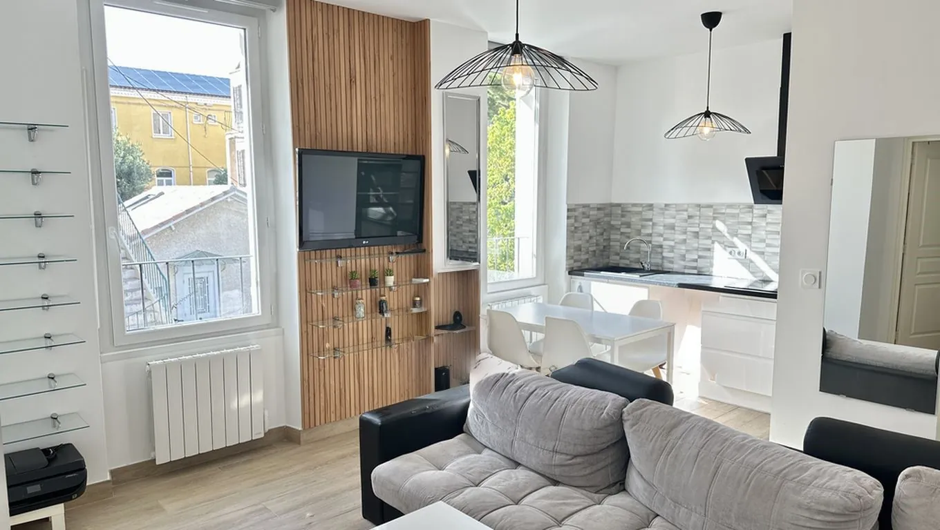 Appartement 2 pièces rénové avec terrasse à Bandol centre-ville