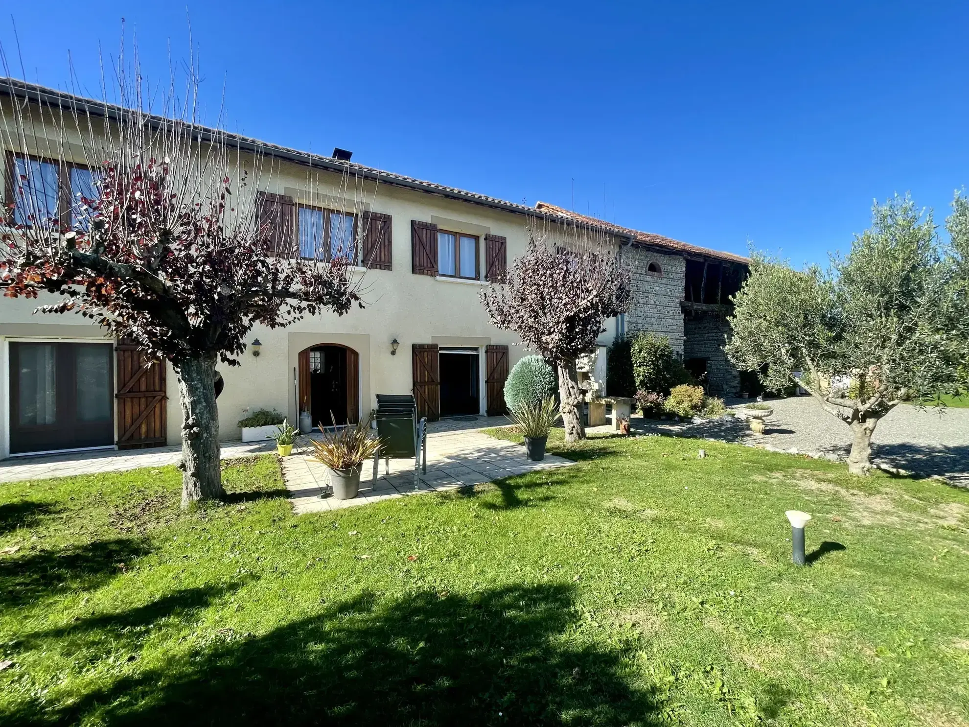 Belle maison de 183 m² avec dépendances et terrain à Tostat