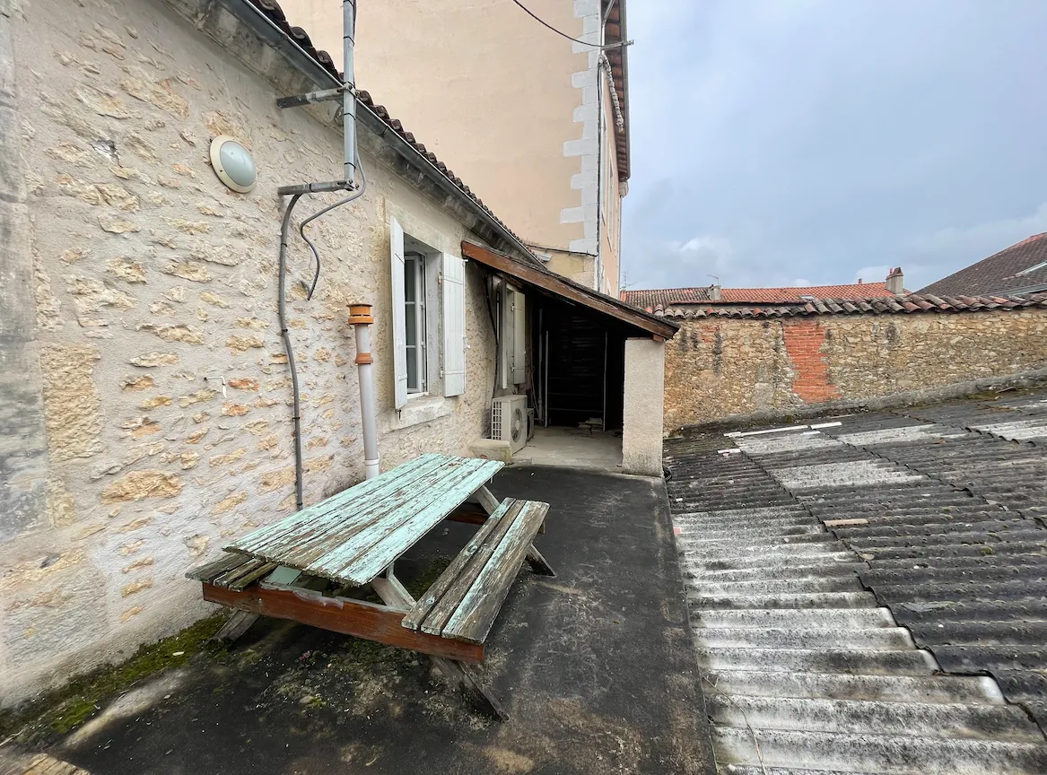 Immeuble de 280 m² à Périgueux avec appartement et local commercial à saisir 