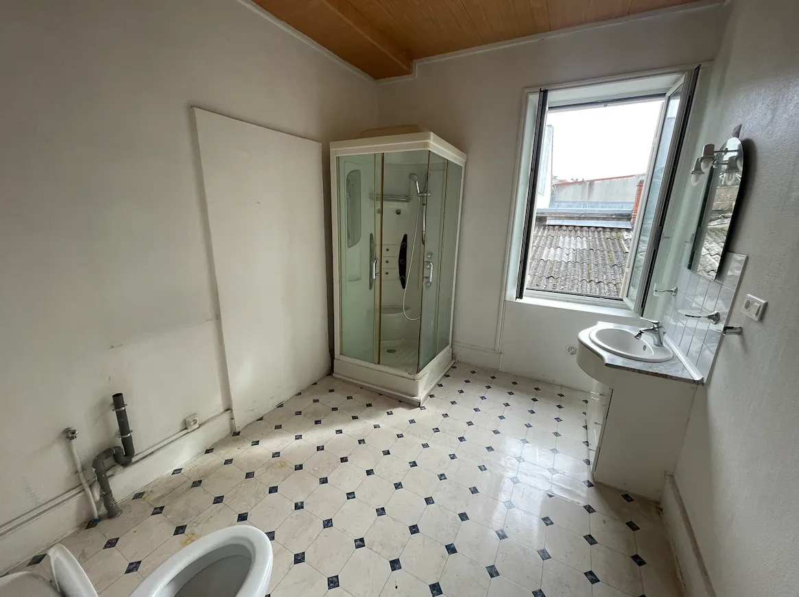 Immeuble de 280 m² à Périgueux avec appartement et local commercial à saisir 