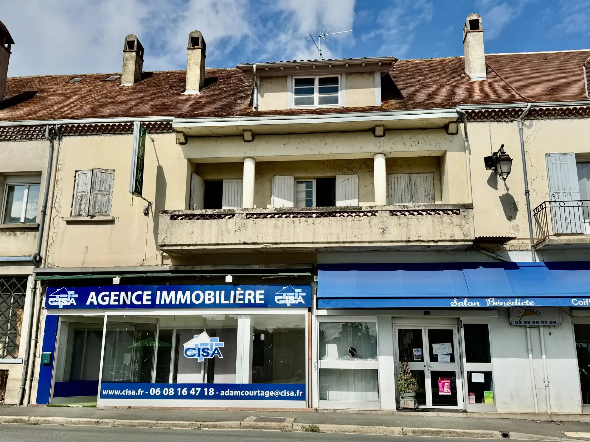 Immeuble à vendre au centre de Mouleydier avec local commercial et potentiel d'aménagement