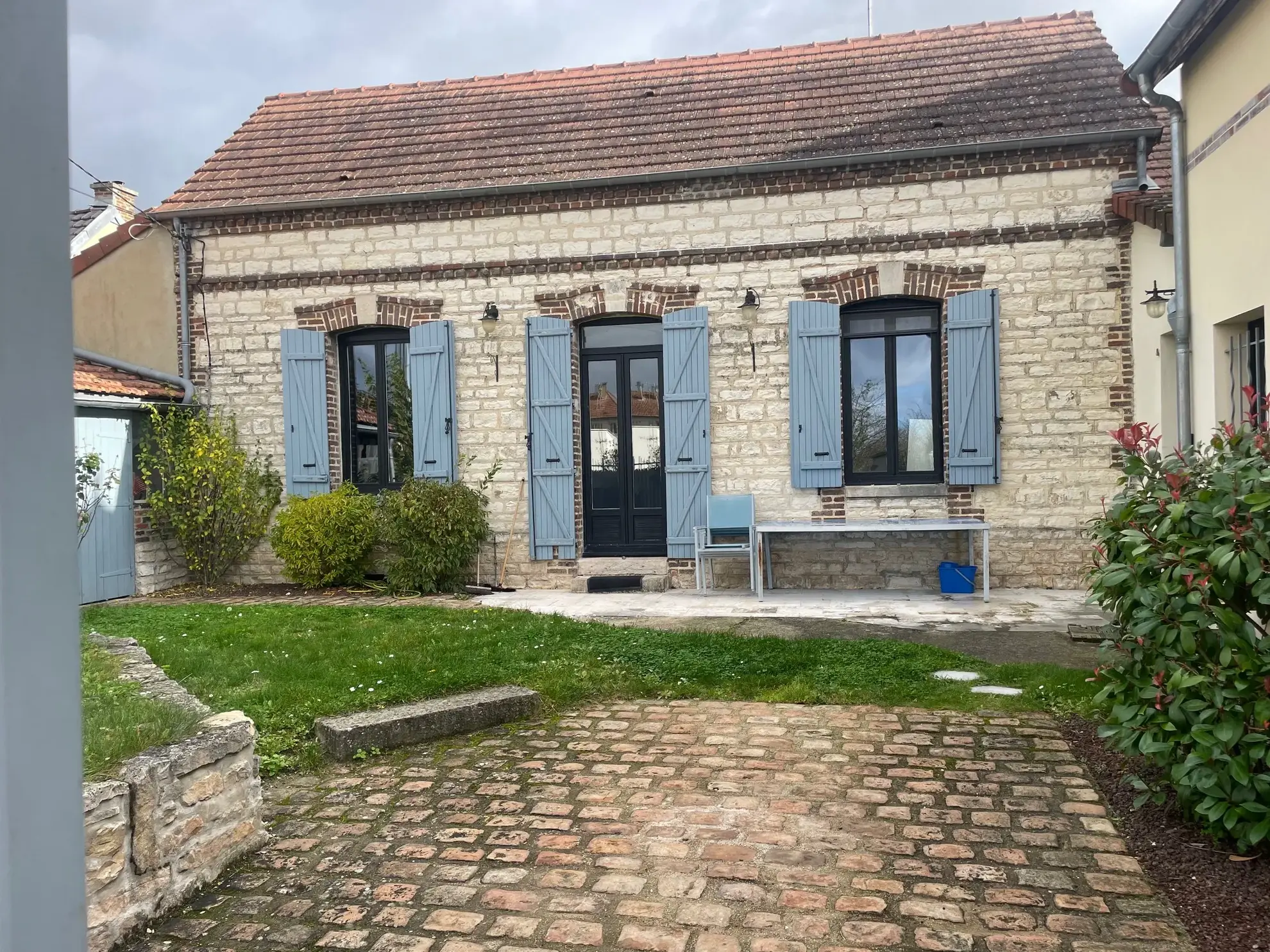 Maison indépendante de 132 m² avec studio et garage à Sainte Savine