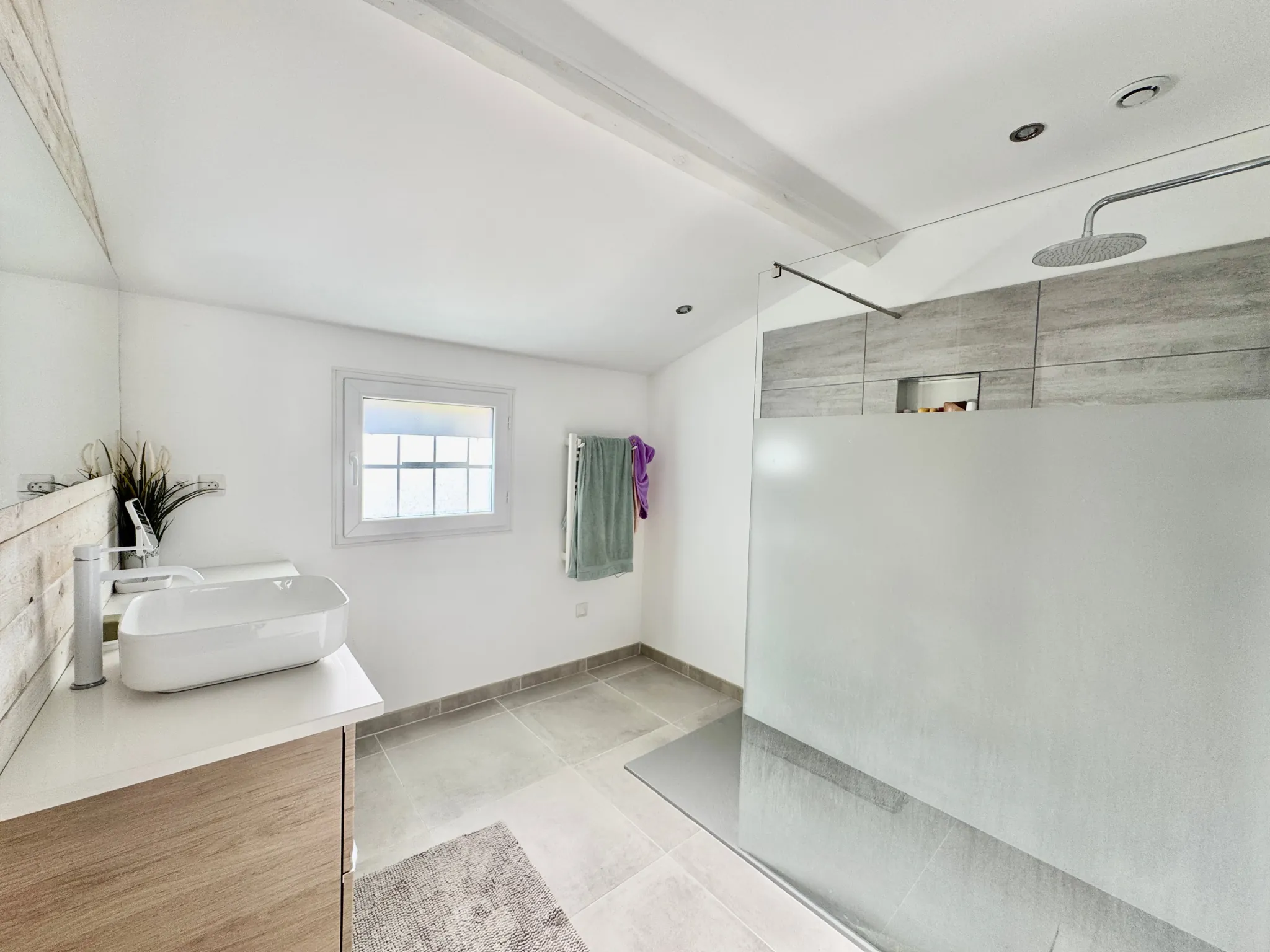 Maison rénovée de 122 m² avec 4 chambres, jardin et garage à Saint-Laurent-des-Arbres 