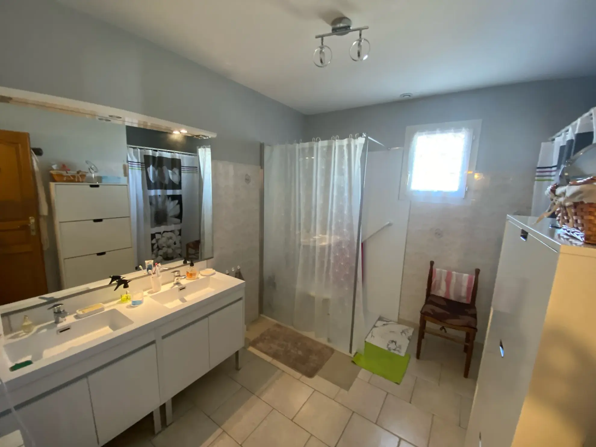 Jolie maison de plain-pied avec grand garage et terrasse à Ledignan, 900 m² de terrain 