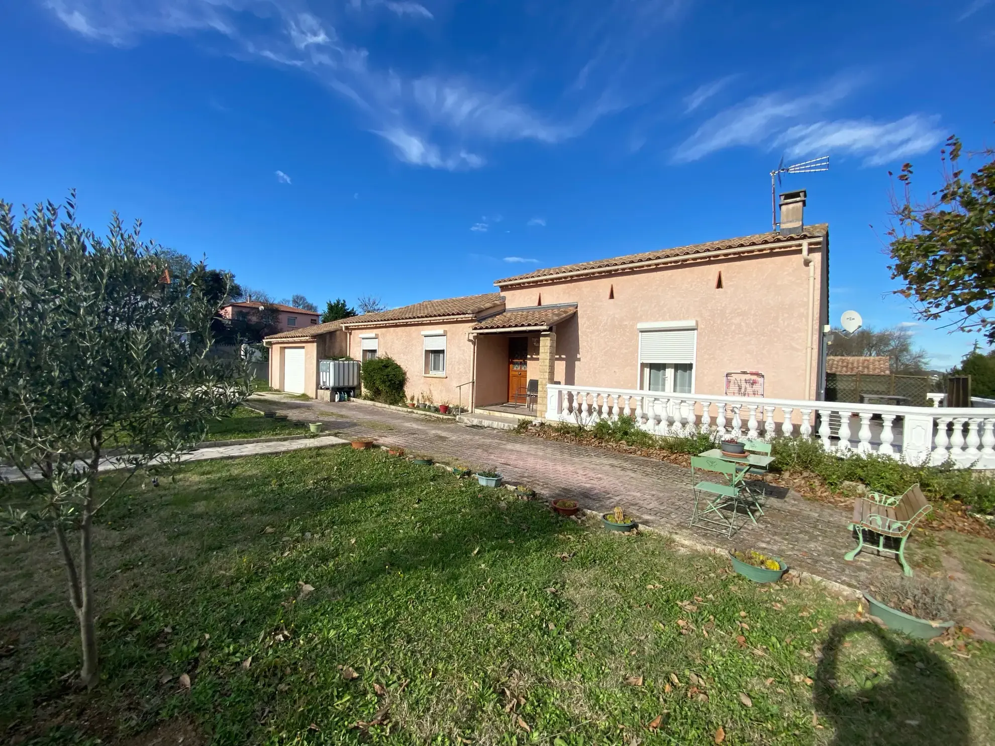 Jolie maison de plain-pied avec grand garage et terrasse à Ledignan, 900 m² de terrain