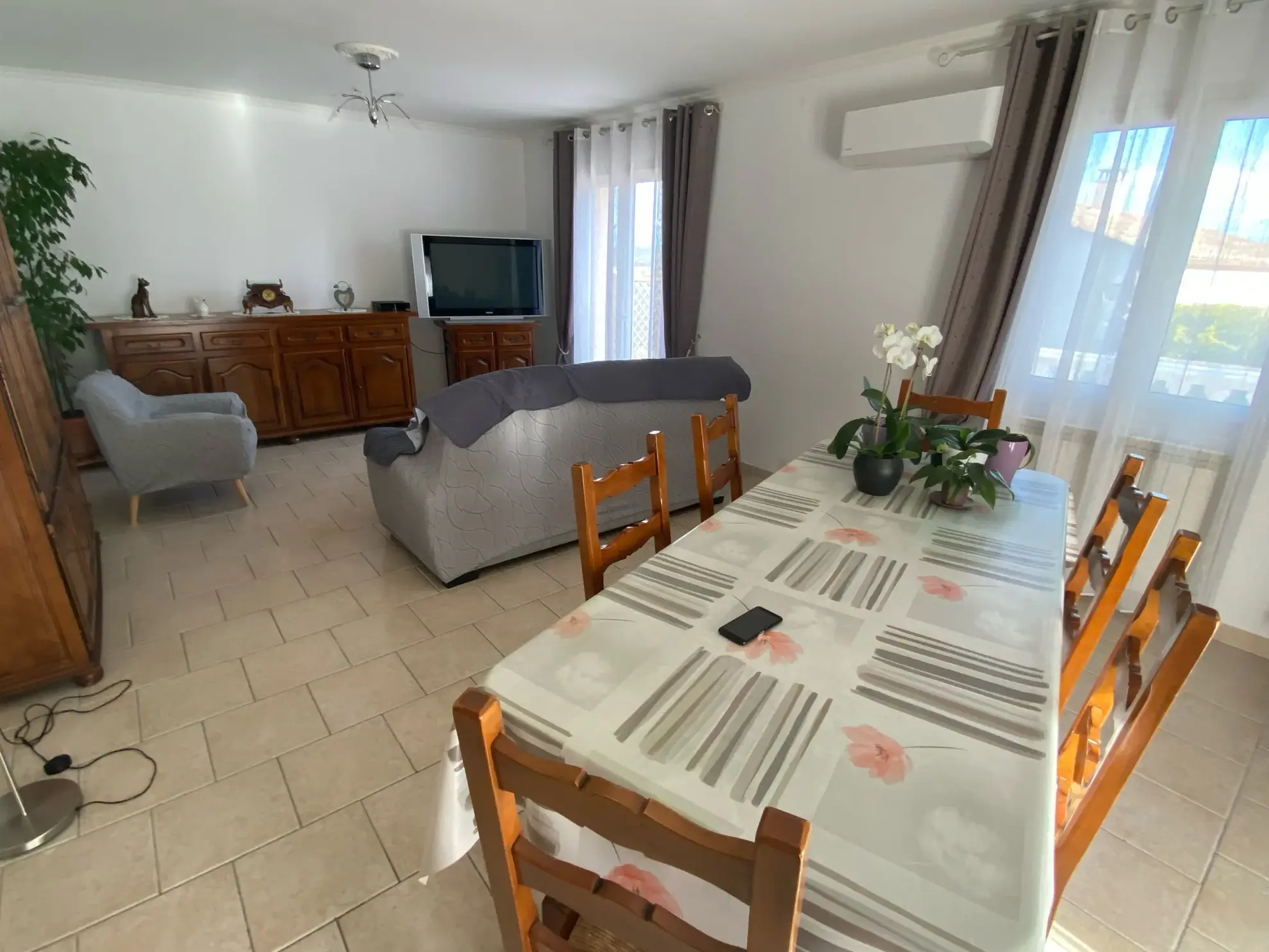 Jolie maison de plain-pied avec grand garage et terrasse à Ledignan, 900 m² de terrain 