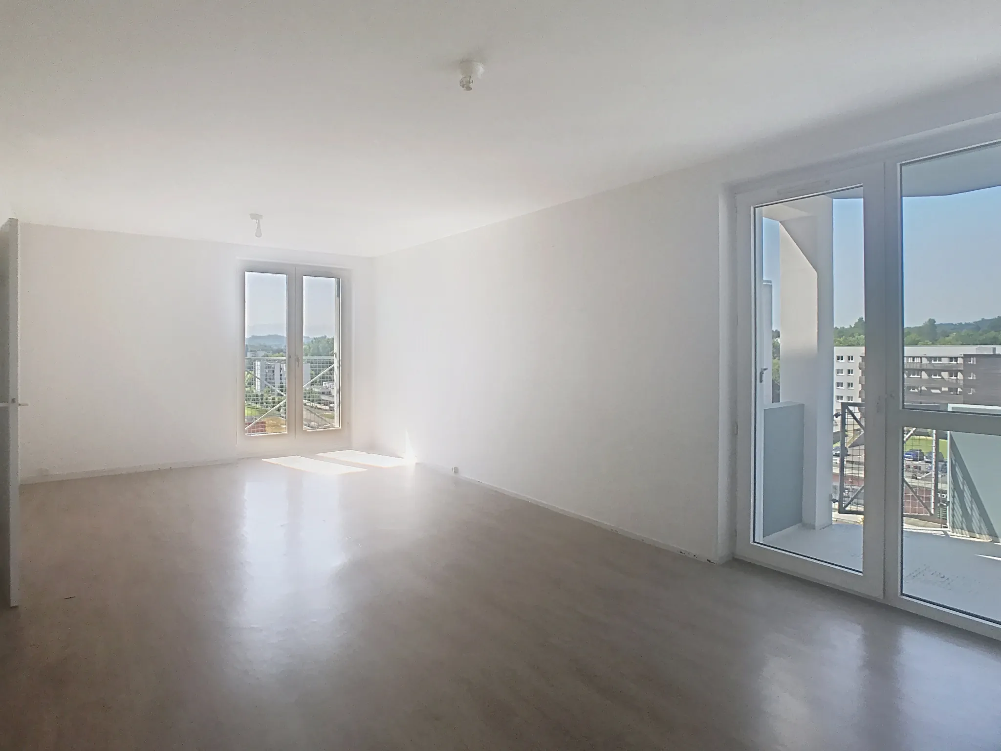 Appartement T5 lumineux avec vue Pyrénées à Mourenx, balcon, cave