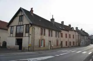 Maison mitoyenne de 180 m² avec 4 chambres à Le Donjon