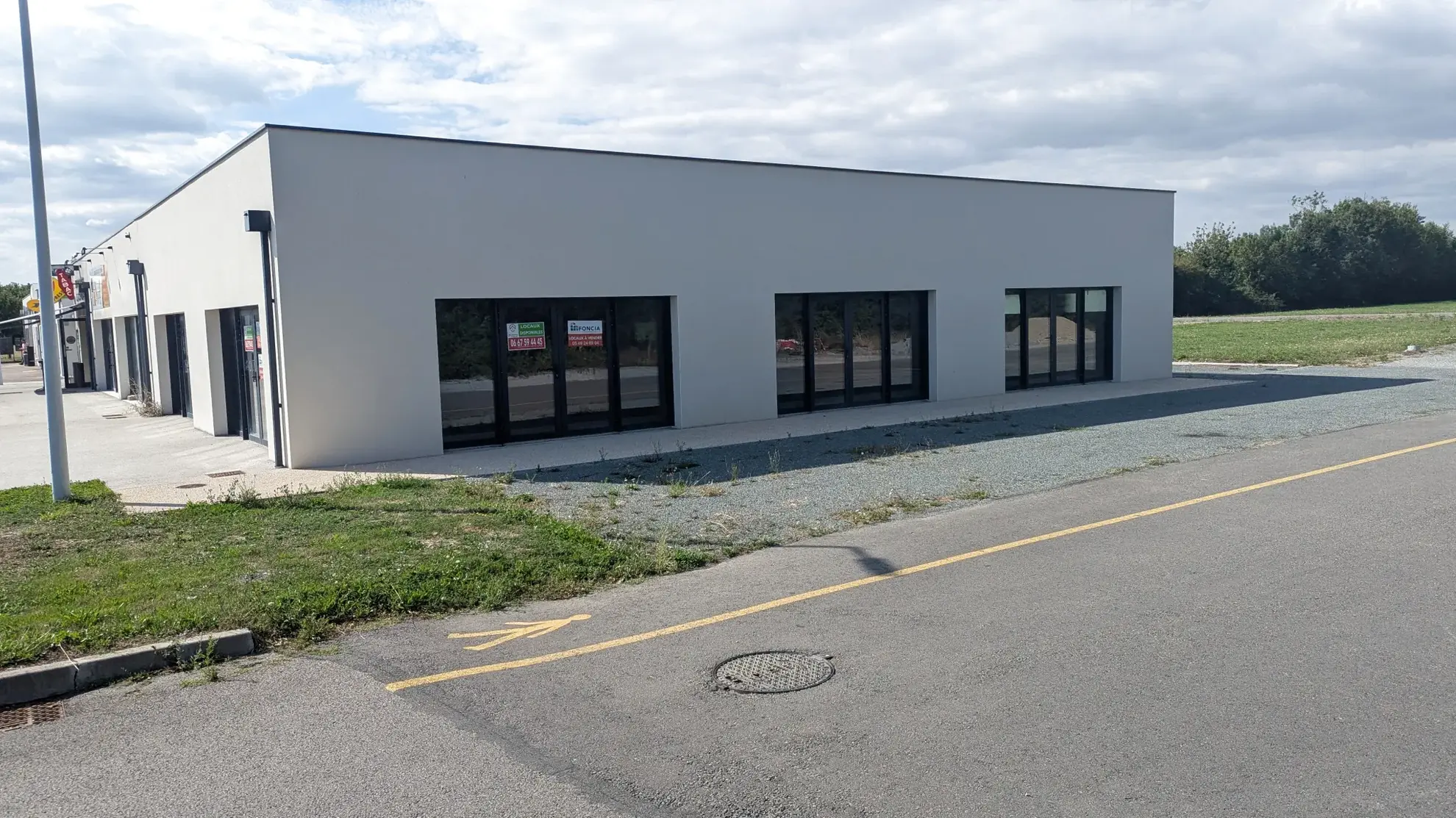 Local commercial divisible de 235 m² à Magné face au Super U