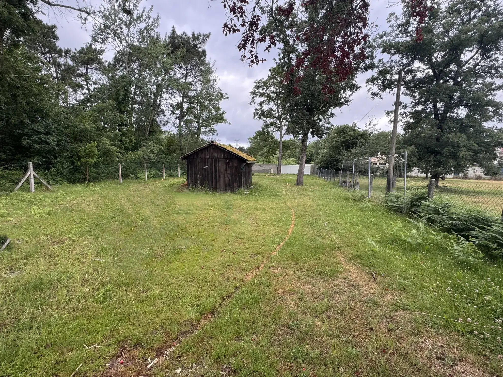 Terrain constructible de 1010 m² avec maison à rénover à Balanos, Le Teich 