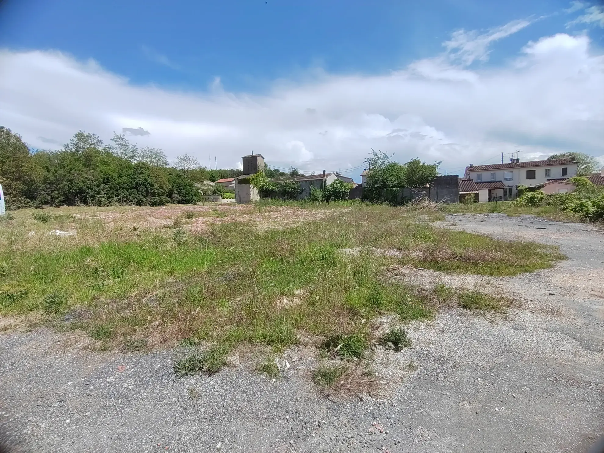 Terrain constructible de 1 568 m² à Castres dans le quartier Roulandou
