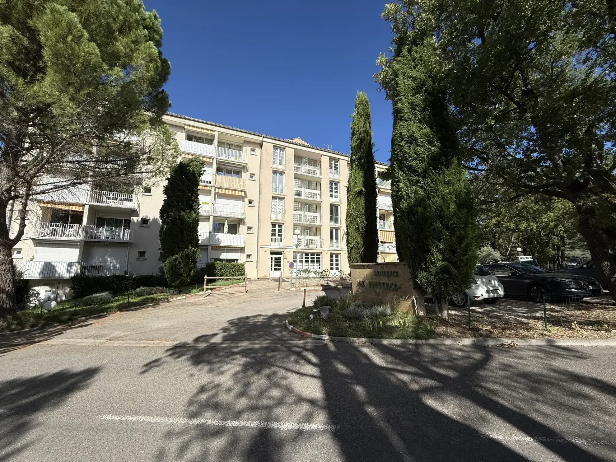 Studio rénové avec terrasse à vendre à Gréoux-les-Bains, Provence verte