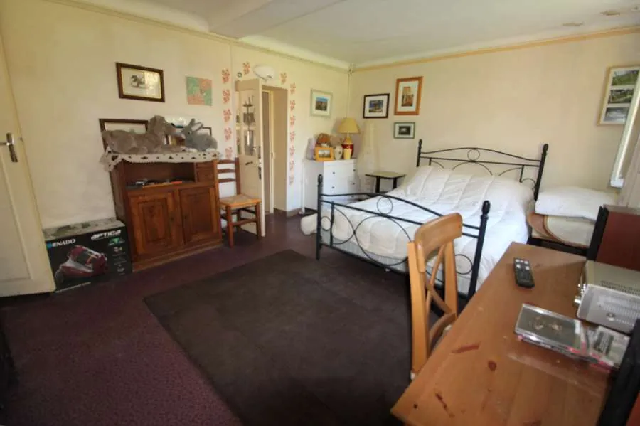 Maison de campagne avec forge à Varzy – Potentiel de rénovation sur 387 m² 