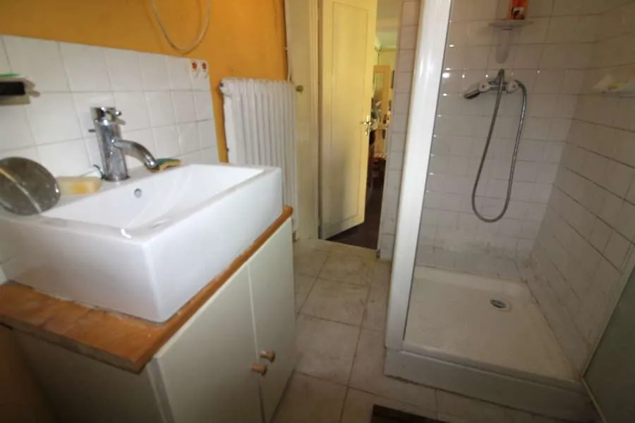 Maison de campagne avec forge à Varzy – Potentiel de rénovation sur 387 m² 