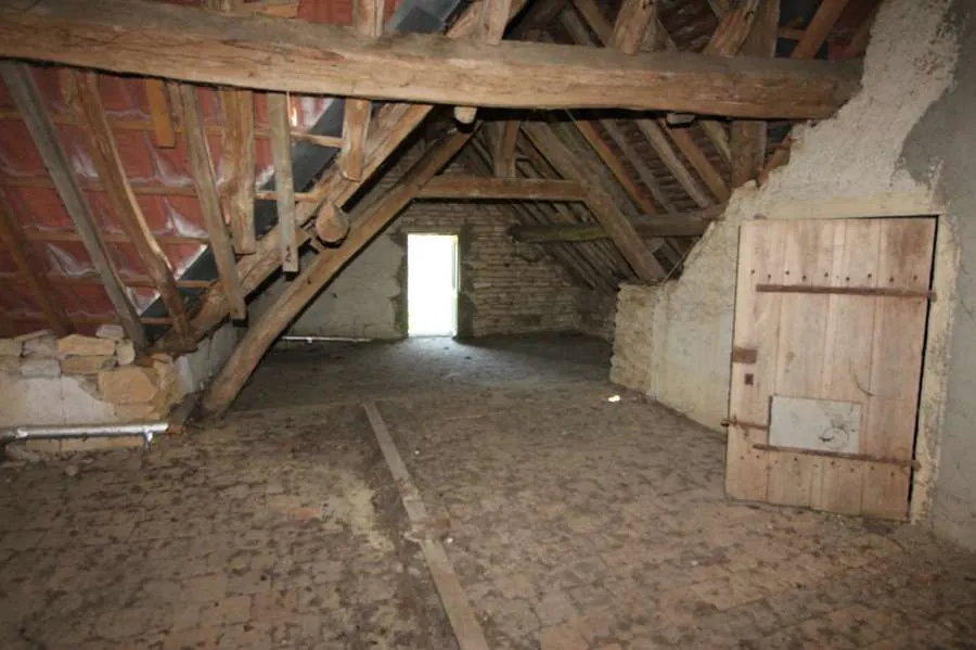 Maison de campagne avec forge à Varzy – Potentiel de rénovation sur 387 m² 