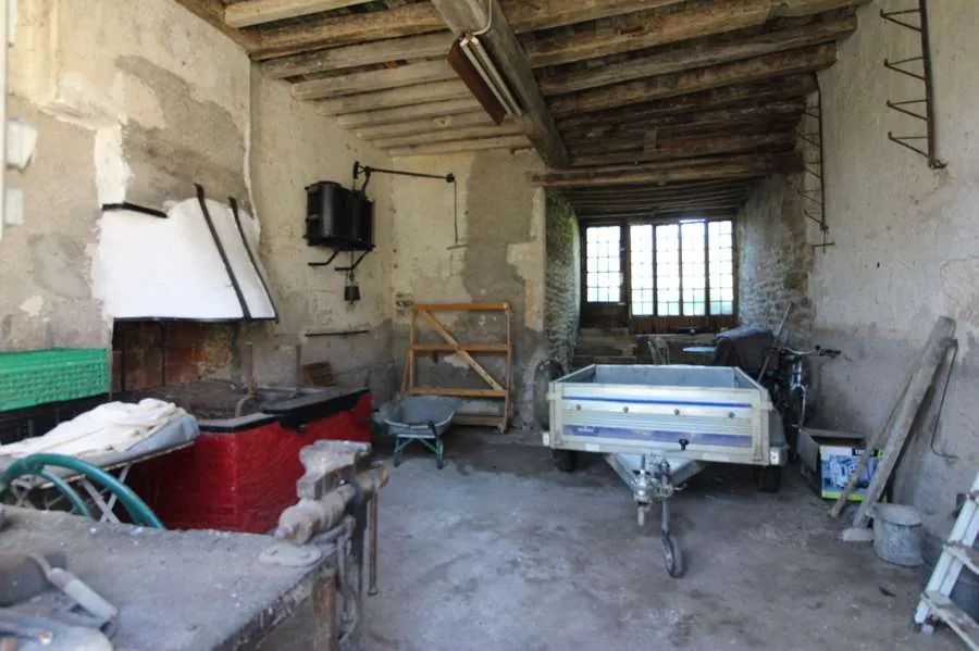 Maison de campagne avec forge à Varzy – Potentiel de rénovation sur 387 m² 