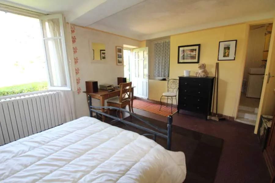 Maison de campagne avec forge à Varzy – Potentiel de rénovation sur 387 m² 