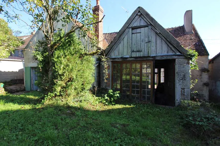 Maison de campagne avec forge à Varzy – Potentiel de rénovation sur 387 m² 