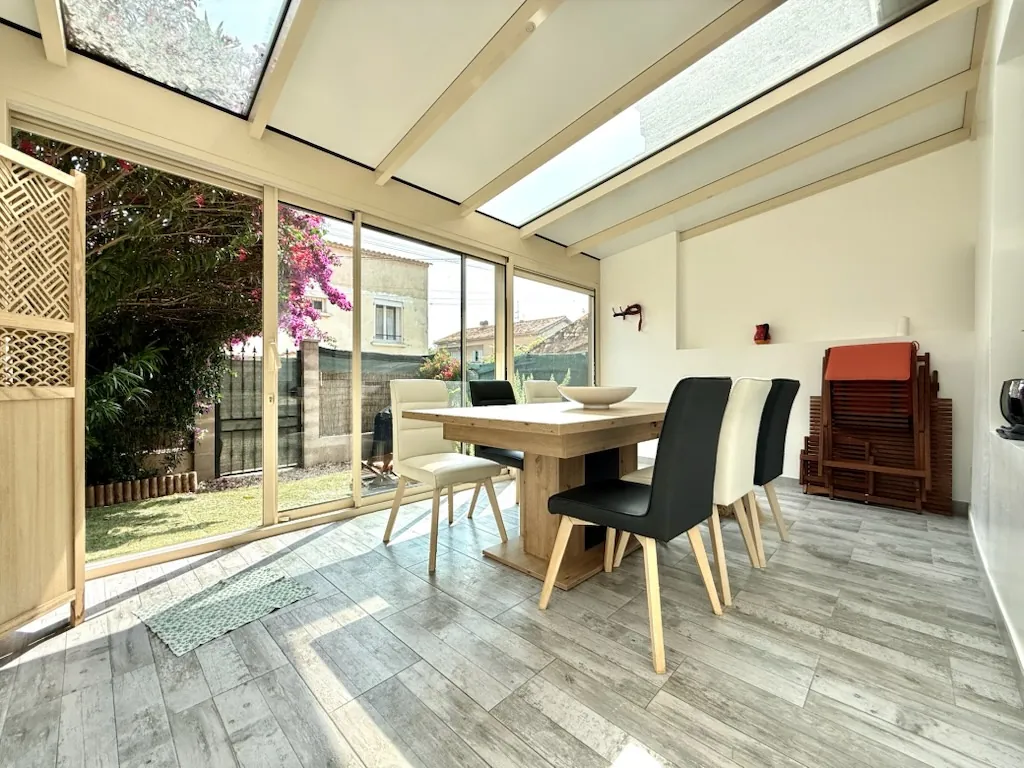 Appartement T2 en rez-de-jardin à Six Fours les Plages avec parking et proximité commerces 