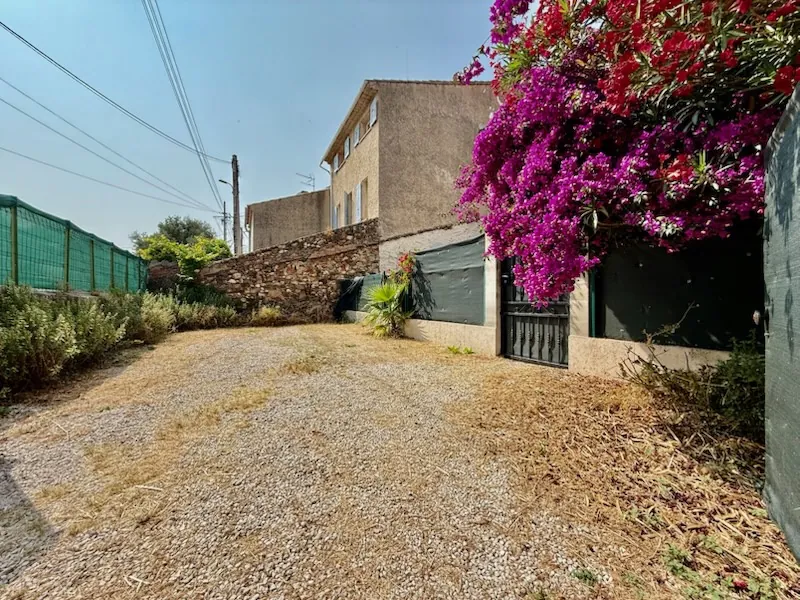 Appartement T2 en rez-de-jardin à Six Fours les Plages avec parking et proximité commerces 