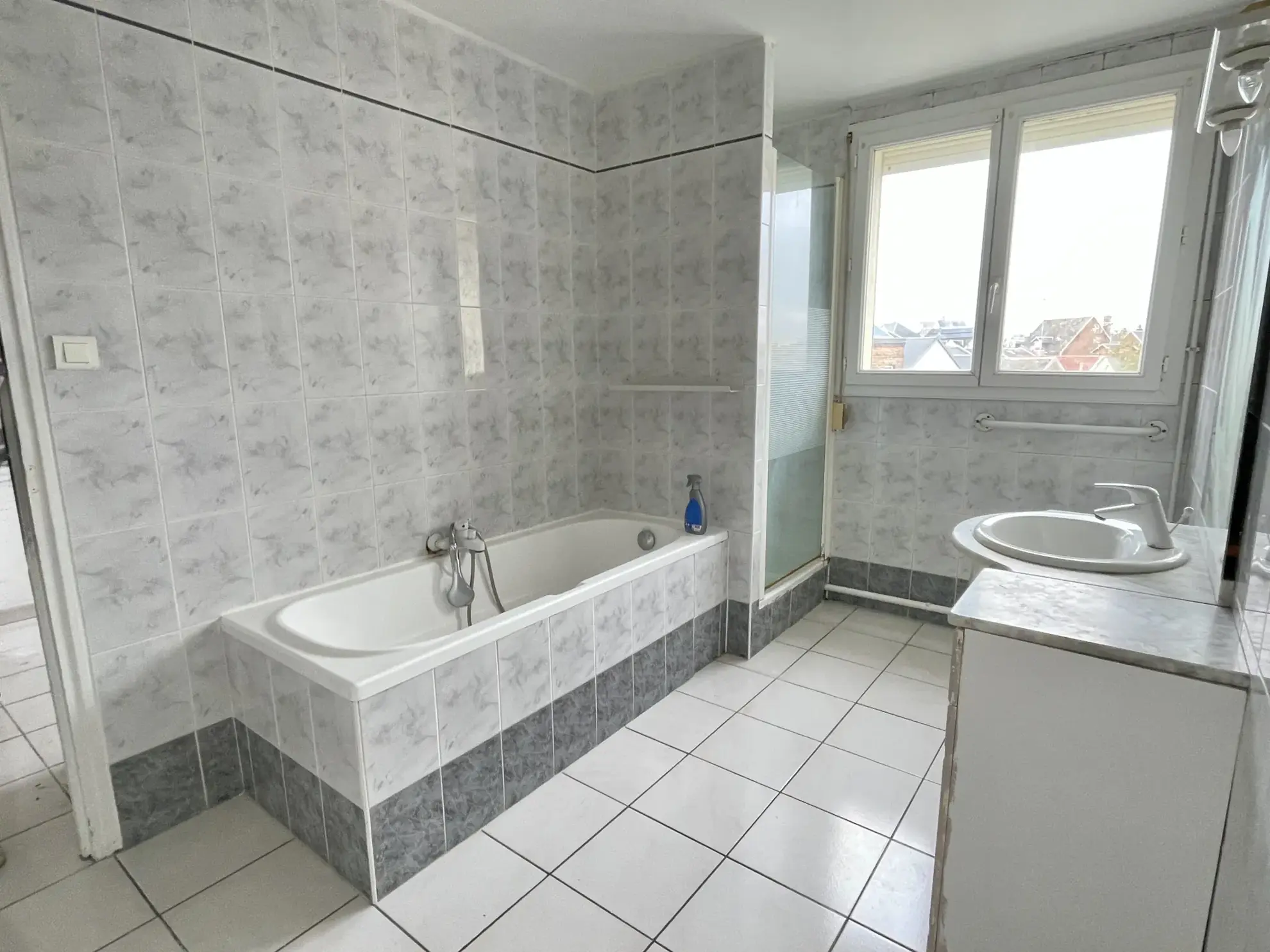 Grand appartement lumineux à vendre à St Quentin avec balcon et cave 