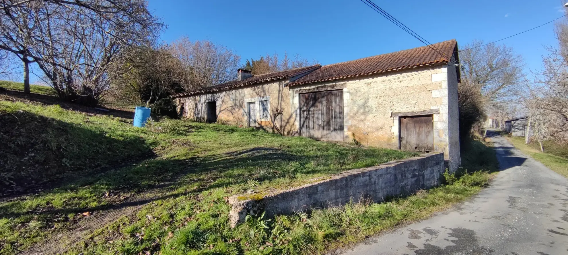 Bâtisse en pierre à rénover avec terrain constructible près de Périgueux