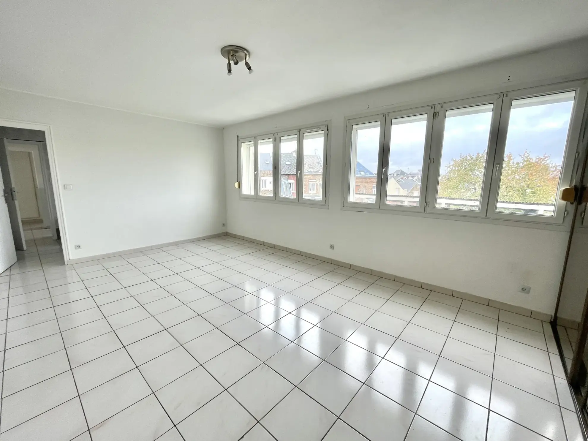 Grand appartement lumineux à vendre à St Quentin avec balcon et cave 