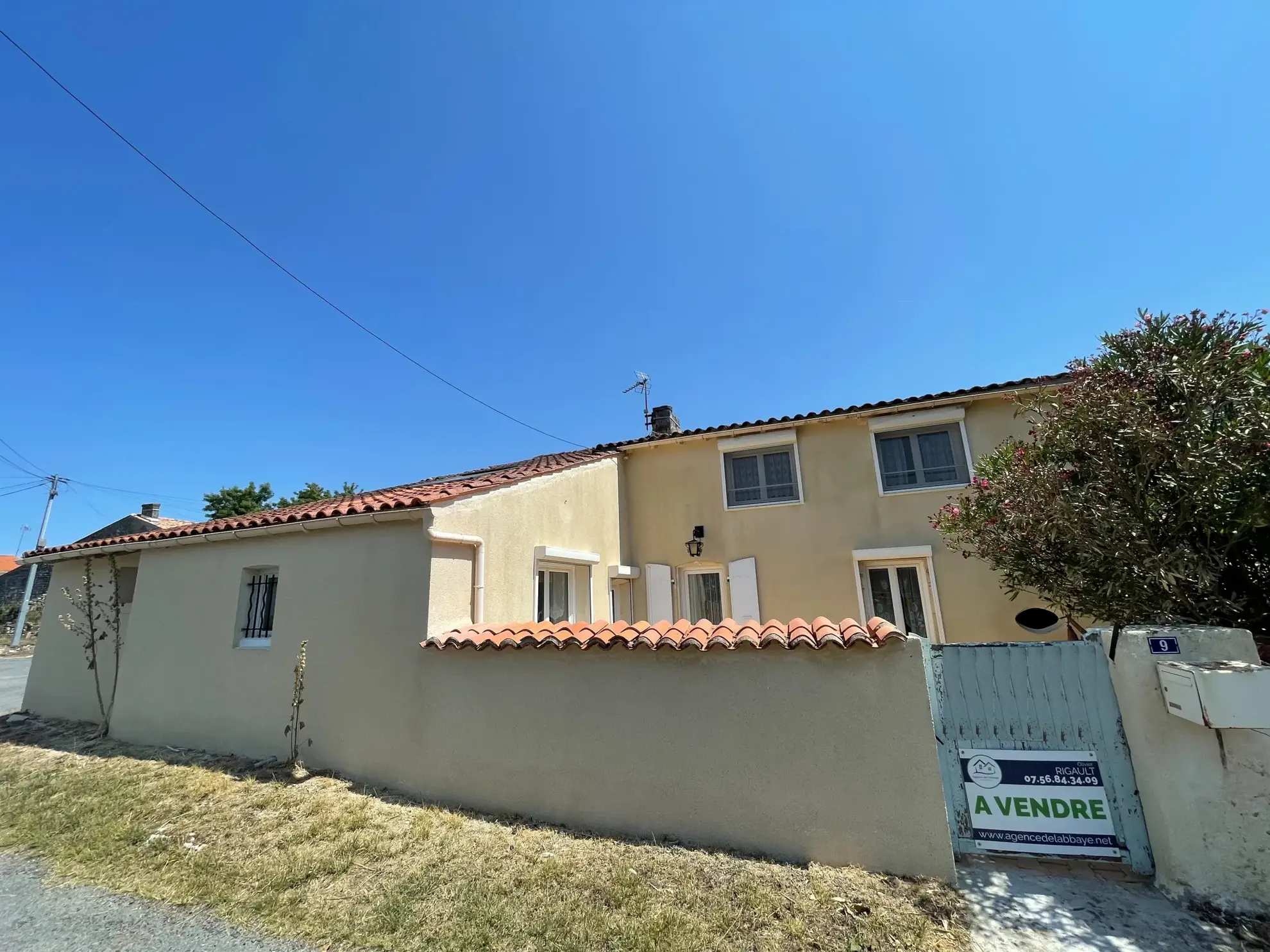 Maison individuelle avec dépendances et terrain à Saint Savinien - Charente-Maritime